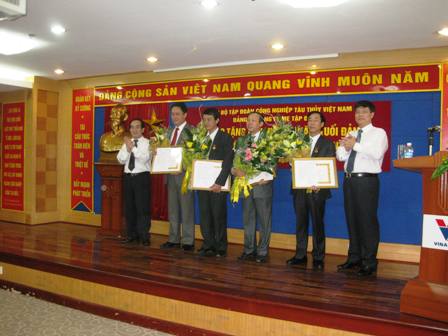 Trao tặng huy hiệu 30 năm tuổi đảng và triển khai công tác đảng năm 2013